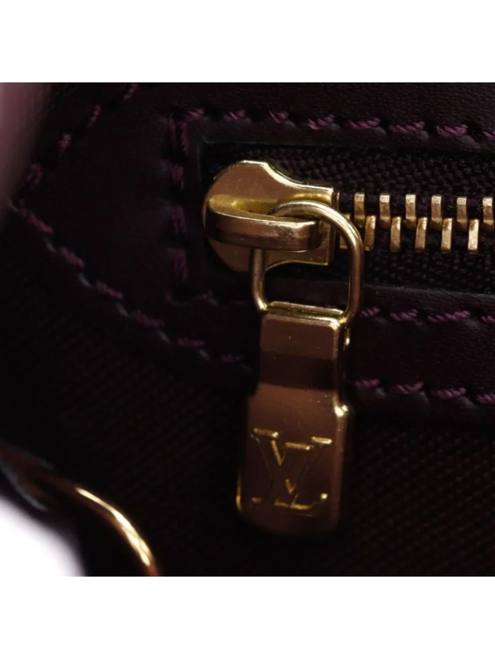 Louis Vuitton Yaranga Taiga Acajou Wine Red Shoulder Bag